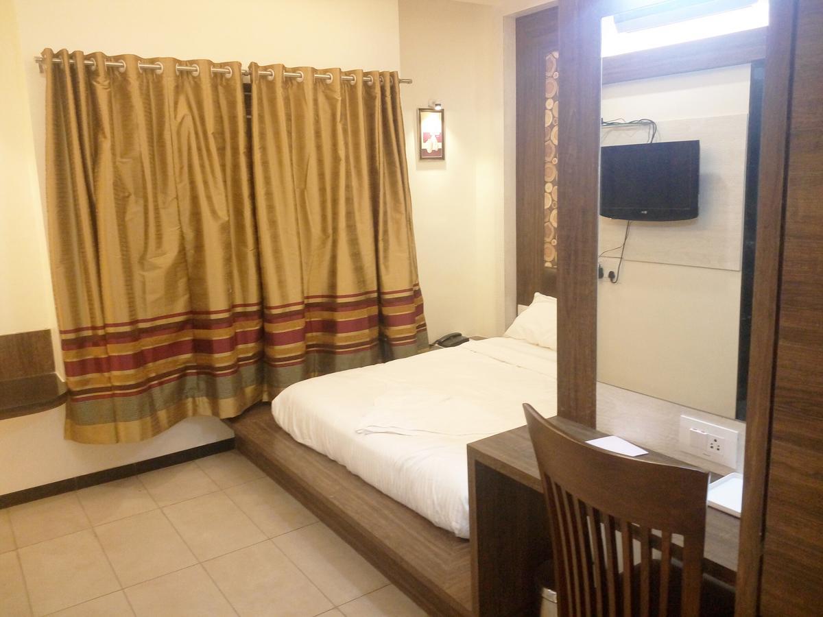 Hotel Pushpak Park Osmanabad Zewnętrze zdjęcie